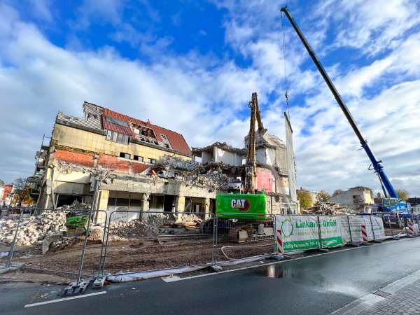 Von der ehemaligen Einkaufsgalerie ist nicht mehr viel übrig. Ein Longfront-Bagger bearbeitet das noch übrig gebliebene Mauerwerk. - © Raphael Bartling