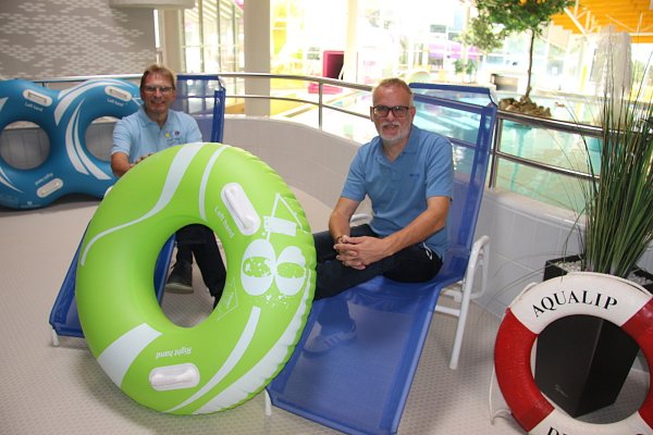 Jörg Karlikowski, Stadtwerke-Geschäftsführer (links) und Badbetriebsleiter Thomas Rohe hoffen auf viele Badegäste. - © Kirsten Fuhrmann
