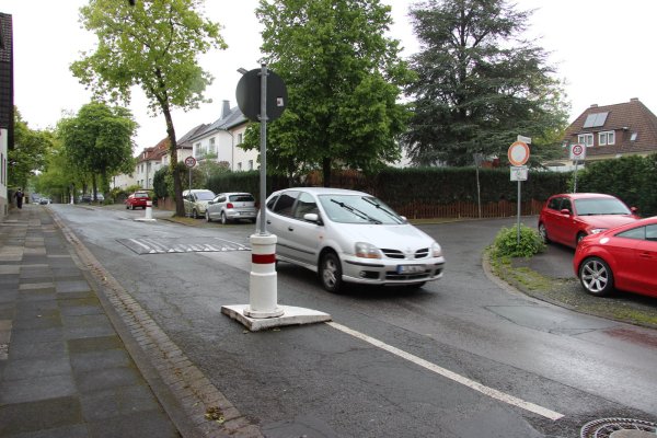 Die mobilen Elemente sollen die Geschwindigkeit der Autofahrer in der Herrmannstraße drosseln. Einigen Anwohnern passen aber die sogenannten Berliner Kissen, die "Straßenhuckel", nicht. - © Kirsten Fuhrmann