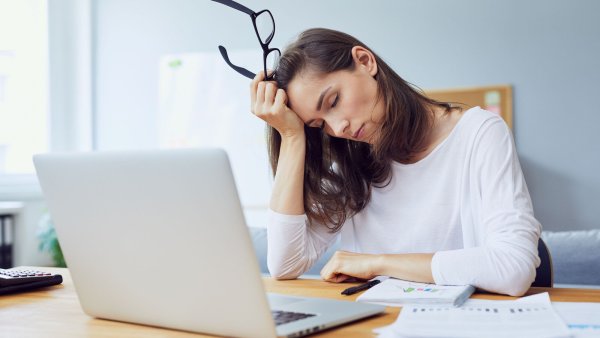 Stress am Arbeitsplatz kann einer von vielen Faktoren sein, der bei Frauen zu Burnout führen kann - meist ist das Problem, dass sich Frauen zu viel auf einmal aufhalsen. - ©baranq - stock.adobe.com