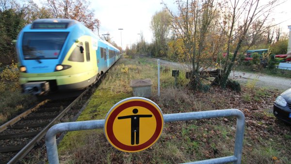 Hier reihte sich einst Güterwaggon an Güterwaggon: Vom Ende des Bahnsteigs in Schötmar aus lässt sich direkt ein alter Prellbock erkennen - ein Relikt des alten Güterbahnhofs an der Ladestraße. Die trägt ihren Namen nicht ohne Grund. - © Jens Rademacher