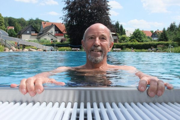 Bahnenschwimmer Reinhold Lalk aus Schwelentrup war früh am Start als in Dörentrup das Freibad öffnete. - © Axel Bürger