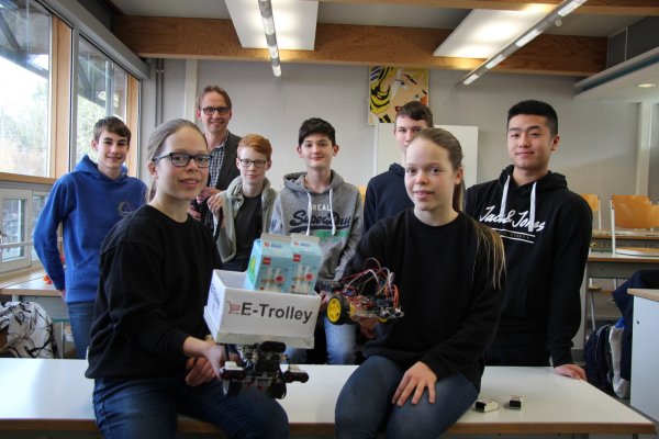 Fiona und Jara (erste Reihe von links) überzeugten auch beim Landeswettbewerb die Jury mit ihrem E-Trolley. Auf dem Bild sind noch (hinten von links) Tim, Ole, Mattes, Florian und Stephen zu sehen. Gemeinsam tüfteln sie mit Hilfe von Lehrer Dr. Jens Schulze am Engelbert-Kaempfer-Gymnasium an Projekten für Jugend forscht. - © Katrin Kantelberg