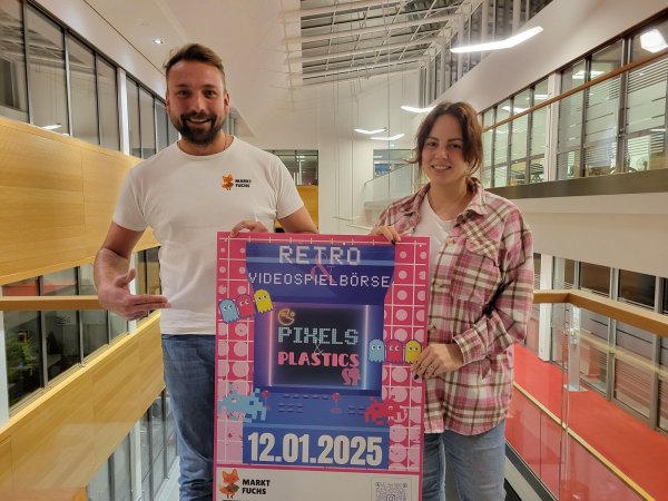 Jens und Kristin Krebes veranstalten die erste Retro- und Videospielbörse in Lemgo. - © Vasco Stemmer