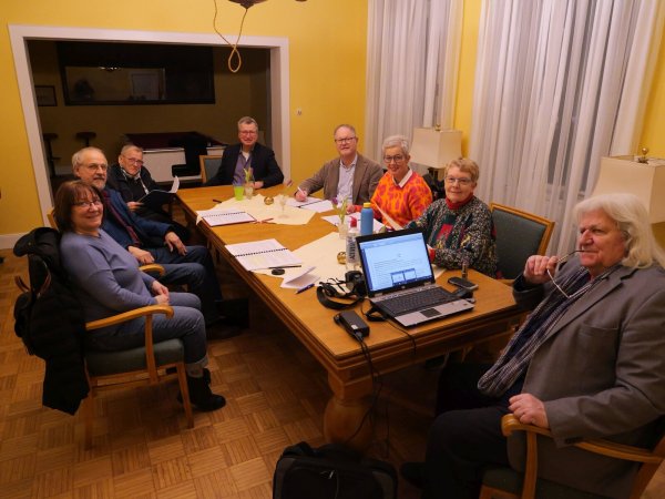 Bei der Probe der szenischen Lesung in der Ressource. Mit Gaby Steinmeier-Rosin, Harmut Splitter, Berthold Jauch-Held, Jens Gnisa, Eckard Halstenbach, Dagmar Mundhenk, Renate Held und Rainer Woop (von links). - © Thomas Krügler