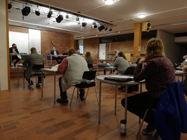 Ratsarbeit in Zeiten von Corona: Einzeltische, Maskenpflicht am Platz und viel Abstand. Der Extertaler Rat tagte bei seiner ersten Zusammenkunft in der Sekundarschule Nordlippe. - © Carolin Brokmann-Förster