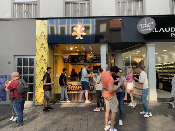 In dem Geschäft an der Bahnhofstraße in Bielefeld hat ein neuer Imbiss eröffnet. - © Alexandra Buck