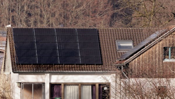 Wie dicht PV-Anlagen an den First montiert werden können, zeigt sich hier. - © Pixabay