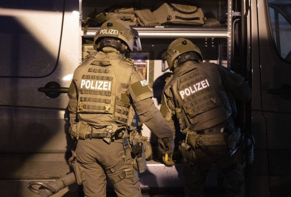 Immer wieder gehen die Sicherheitsbehörden mit Spezialkräften gegen mutmaßliche Terroristen und deren Anhänger vor. (Symbolbild) - © dpa