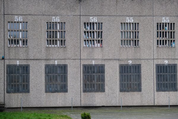 Hinter Gittern der JVA Brackwede treffen Straftäter auf Opfer von Straftaten. Ein ungewöhnliches Projekt soll beiden Seiten weiterhelfen. - © Andreas Zobe