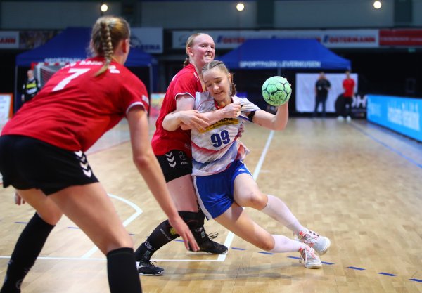Blombergs Nieke Kühne war die beste Feldspielerin des Final-Four-Turniers, hatte es gegen die robuste Deckung von Bayer Leverkusen jedoch extrem schwer. - © Rene Weiss