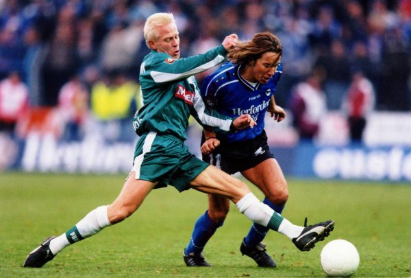 Uwe Weidemann (l.) liefert sich im letzten Zweitligaderby des FC Gütersloh mit dem Arminen Michael Sternkopf einen packenden Zweikampf. 12.500 Fans sahen im Heidewaldstadion den 2:0-Sieg für Arminia. - © Imago Images