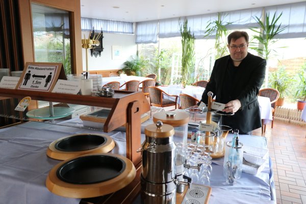 Ralf Beimfohr steht am leeren Frühstücksbuffet in seinem Hotel und Restaurant „Grüner Sand" in Werl-Aspe. Restaurantbesucher dürfen aktuell nicht kommen, Geschäftsreisende darf er als Hotelgäste aber aufnehmen. - © Alexandra Schaller
