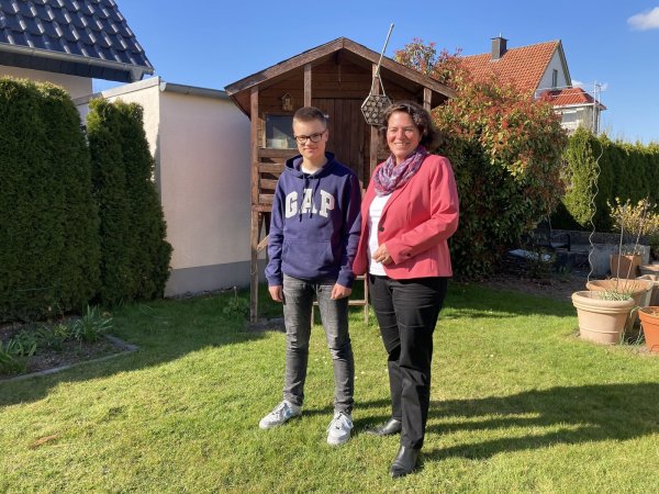 Kerstin Vieregge übernimmt die Patenschaft für den Austauschschüler Paul Blaß. - © Kerstin Vieregge