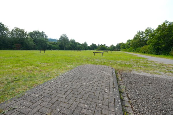 Noch ist der Behelfsparkplatz nicht viel mehr als eine grüne Wiese. In Zukunft soll hier aber der neue Mobilitätspunkt entstehen, der vor allem Pendlern und Besuchern des Freilichtmuseums Raum zum Abstellen ihrer Fahrzeuge geben soll. - © Sven Koch