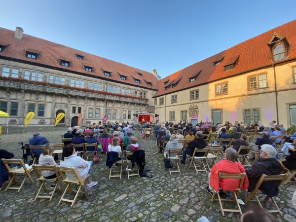 Ein Blick zurück ins Jahr 2021: Besucher des Kulturimbiss im Hof des Schlosses Brake. - © Archivfoto: Till Brand