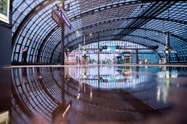 Es drohen wieder leere Schienen: Die GDL hat erneut zum Streik aufgerufen, der von Donnerstag (07.03.) um 2.00 Uhr nachts bis zum frühen Freitagnachmittag dauern soll. - © Christoph Soeder/dpa