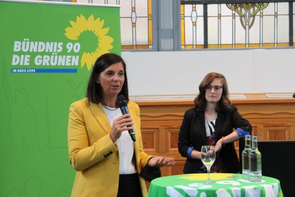 Katrin Göring-Eckardt spricht in der Alten Schule am Wall in Detmold. Moderiert wird die Veranstaltung von der Oerlinghauser Bürgermeisterkandidatin Julia Eisentraut. - © Jana Beckmann