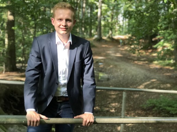 Janik Wiemann ist neuer Vizechef der Jungen CDA auf Bundesebene. Hier steht der Nachwuchspolitiker auf der sogenannten Rentnerbrücke zwischen Hörstmar und Trophagen. Ein Sinnbild für den Generationenkonflikt, den die Gesellschaft lösen muss, meint Wiemann. - © Till Brand