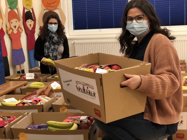 Sinem Baylan (vorne) und Leiterin Paula Carvalho von der Kita Wasserfuhr haben Lebensmittelkisten für Familien gepackt. - © Till Brand