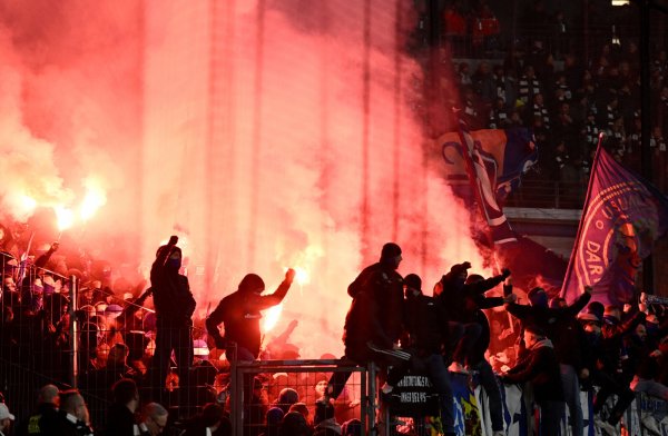 Experten beobachten mehr Pyro-Einsatz, seit die Fans nach dem Ende der Corona-Maßnahmen wieder in die Stadien dürfen. - © Arne Dedert