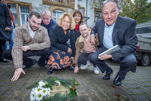 Daniel Marshall (v. l.), Patric Marshall, Claire Wormsley, Vicky Wormsley, Joe Marshall und David Wormsley bei der Verlegung der Stolpersteine zur Erinnerung an die Familie Worms. Foto: Sarah Jonek - © Sarah Jonek