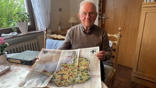 Im Süden von Ostpreußen, im Kreis Neidenburg, lebten die Verwandten von Manfred Krokowski (85). Dorthin flüchtete seine Mutter Auguste mit dem Fünfjährigen vor den Bombenangriffen im Ruhrgebiet. - © Silke Buhrmester