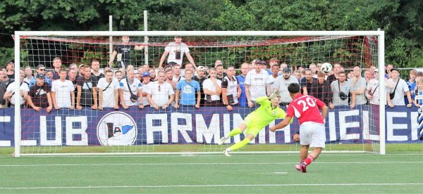 Der entscheidende Elfmeter von Musa Ilyazi springt wenig später an die Unterkante der Latte - Arminia-Torwart Jonas Kersken wäre geschlagen gewesen. - © Oliver König