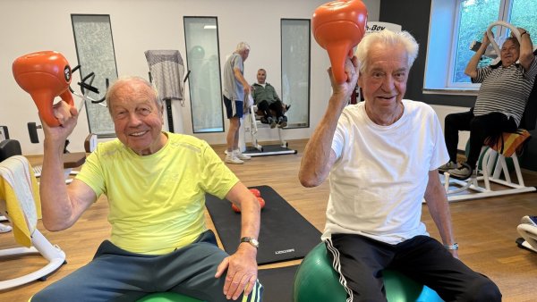 Carlheinz Klein (links) und Winfried Niederbröker sporteln regelmäßig mit viel Spaß in netter Gesellschaft. - © Sandra Castrup