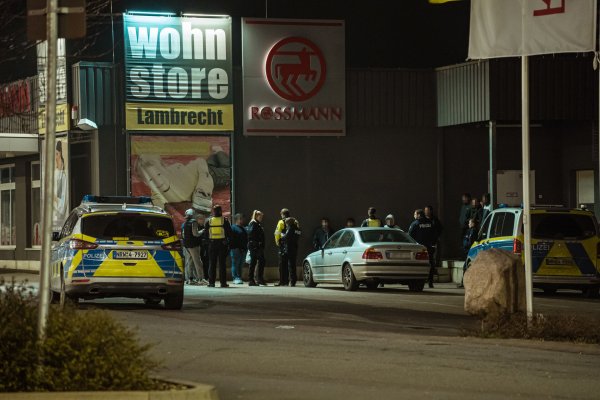 Auf dem Parkplatz eines Supermarktes in Bösingfeld sorgten Jugendliche für einen Großeinsatz der Polizei. - © Freitag TV