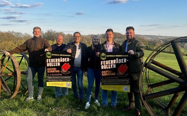 Laden auf den Almberg: Paul Maaß, David Kluger, Stefan Arlt, Christine Sanders, Julius Krome und Ortsbürgermeister
Cord-Henrik Starke (von links). - © KKLGV Brokhausen