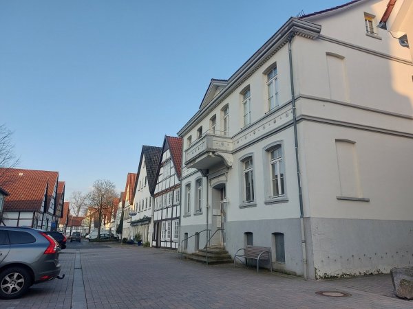 Die Fassade der Flüchtlingsunterkunft in der Vorderen Straße 27 (vorne rechts) wird in diesem Jahr saniert. Zudem stehen dort weitere Arbeiten an. - © Michaela Weiße