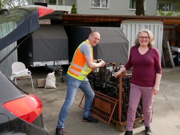 Tolle Aktion: Jan Runte vom Stadtteam Stadtentwässerung und Wasserwirtschaft hilft Bettina Oeynhausen-Ezeokoli, ihren Wagen mit Sandsäcken zu beladen. - © Thomas Krügler