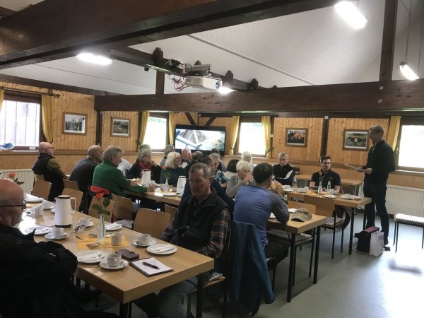 Eingehend machten sich die Wanderwarte mit dem neuen „Meldemax“ vertraut.
Foto: Heimatverein Leopoldshöhe - © Heimatverein Leopoldshöhe