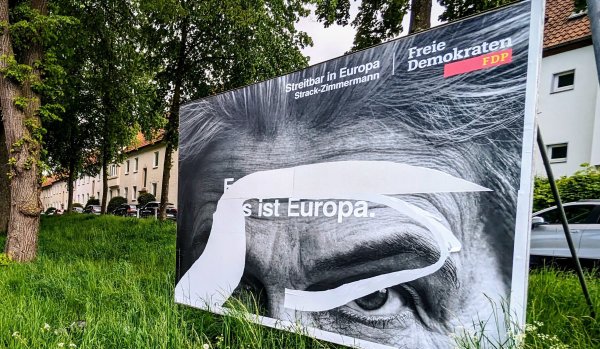 Wer sich in den Fokus der Öffentlichkeit stellt, muss mit Verletzungen rechnen - und wenn es auch nur die Zerstörung des eigenen Konterfeis auf dem Wahlplakat ist, wie hier bei Agnes Strack-Zimmermann (FDP), die zu Beginn vergangenen Jahres bei der Europawahl angetreten ist. - © Yvonne Glandien