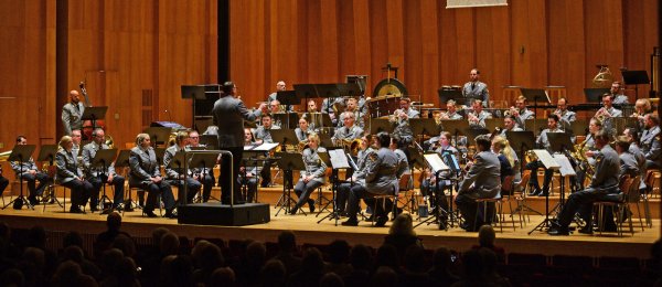 Beeindruckendes Bild: 50 Musiker des Heeresmusikkorps Hannover begeistern die Gäste im Konzerthaus. - © Nicole Ellerbrake