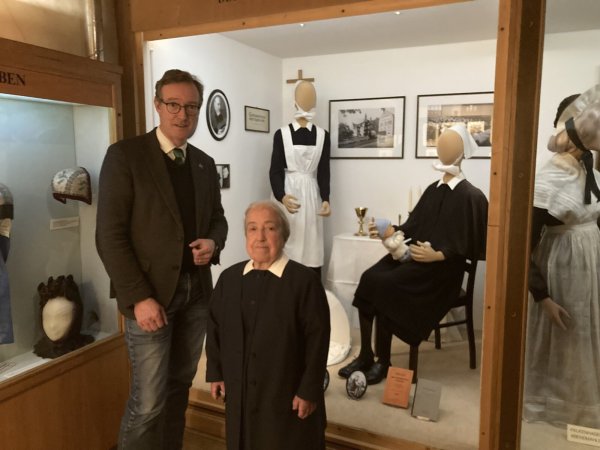 Museumsleiter Dr. Michael Zelle und Schwester Brigite freuen sich über die Ergänzung der Trachtenabteilung mit Trachten der Diakonissen. - © Cordula Gröne