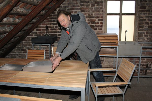 Marc Meier hat einen Multifunktions-Gartentisch unter dem Namen "Tischlein-Deck-Dich" entwickelt. - © Sandra Castrup