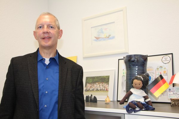 Stefan Rother hat eine kleine Sammlung von Andenken in seinem Büro. Das Bild mit dem Schiff hat er zum Amtsantritt geschenkt bekommen – mit Unterschriften der Kommunalpolitiker, die ihn in den vergangenen fünf Jahre begleitet haben. - © Astrid Sewing