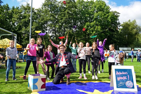 Jens Heuwinkel von der Zirkusschule war in Entrup zu Gast und brachte den Kindern viel Spaß. - © Nicole Ellerbrake