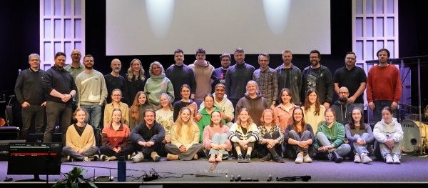 Mehr als 70 Mitwirkende stehen beim Musical „Man lebt nur einmal“ auf der Bühne. - © Bildrechte: Amir Ranjbari