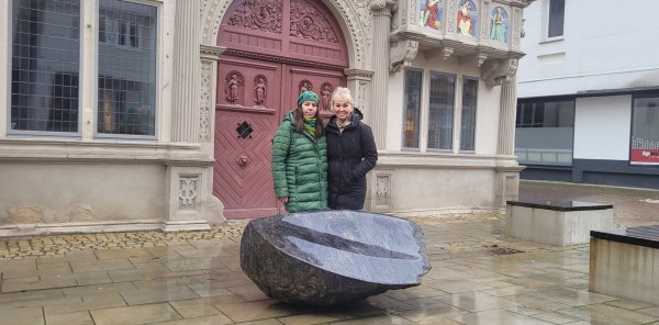 Die Steinsaat soll aufgehen: Claudia Stolz und Britta Stricker suchen Sponsoren, um das Kunstwerk von Dorsten Diekmann in der Breiten Straße zu erhalten. - © Katrin Kantelberg