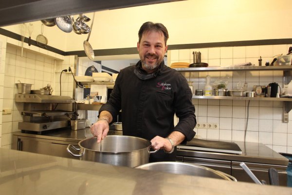 Stephan Büker steht im Landhaus Begatal in der Küche. Für den Gastronom ist es eine positive Nebenerscheinung, dass derjenige, der selber kocht, sich mit der eigenen Ernährung beschäftigt. - © Jens Rademacher