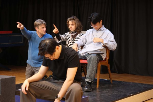 Probenszene mit Studenten der Opernschule unter der Regie von Michael Dissmeier. - © HfM Detmold/Plettenberg