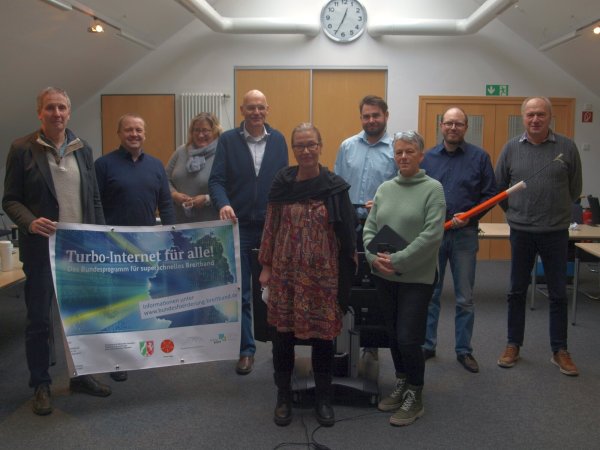 Dr. Eike Stiller (Schulleiter Jacobischule, von links), Bürgermeister Mario Hecker, Iris Schöne (Grünen-Fraktion), Olaf Kapelle (Fachbereichsleiter), Kirsten Pielsticker (Grundschule Hohenhausen), Sven-Rainer Hoffmann, Sabine Arning (Gemeinschaftsgrundschule Am Teimer), Stefan Spandler („sewikom GmbH“, zeigt ein Stück Glasfaserkabel) und Heinrich Wischnewski (SPD-Fraktion) freuen sich über den gelungenen Abschluss des Projektes „Schnelles Internet für Kalletaler Schulen“. - © Hajo Gärtner