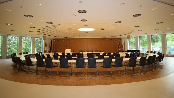 Der Sitzungssaal des Kreistages im Detmolder Kreishaus. - © Kreis Lippe
