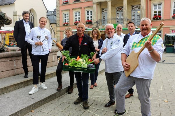 Hans Müller-Hisje (Tourismus und Marketing, von links), Sternekoch Jan Diekjobst (Detmolder Hof), Meike Göschel (Süße Falle), Rainer Diekmann von der Gärtnerei Diekmann, Dörte Pieper (Fachbereichsleiterin Kultur, Tourismus, Marketing und Bildungseinrichtungen), Kochlehrer Jürgen Rabe, Apotheker Christian Schmidt (Chef der Werbegemeinschaft), Bürgermeister Frank Hilker und Bäckermeister Mickel Biere. - © Janet König