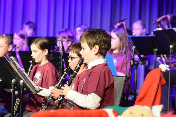 Die Bläserklasse 5a hat ihrer ersten Auftritt beim Weihnachtskonzert und erzählt zwischendurch eine Geschichte. - © Karin Prignitz