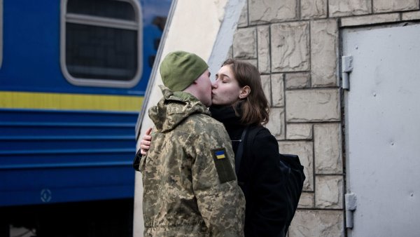 Ein Soldat küsst seine Partnerin auf einem Bahnsteig des Bahnhofs von Lwiw, der größte Stadt der Westukraine, nur zweieinhalb Autostunden von Lutzk entfernt. Lwiw ist zum Transitknotenpunkt für Frauen und Kinder geworden, die nach Europa fliehen, während die Männer zurückkehren und in die Ostukraine reisen, um das Land zu verteidigen. - © picture alliance/dpa/SOPA Images via ZUMA Press Wire
