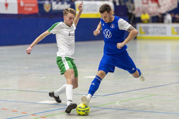 Aufsteiger im Duell: Jannik Rother vom TuS Eichholz-R. (links) beim LZ-Cup im Spiel gegen TuS WE Lügde. - © Egon Penner